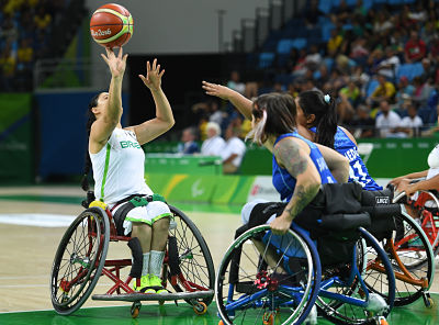 basket femminile su sedia a rotelle