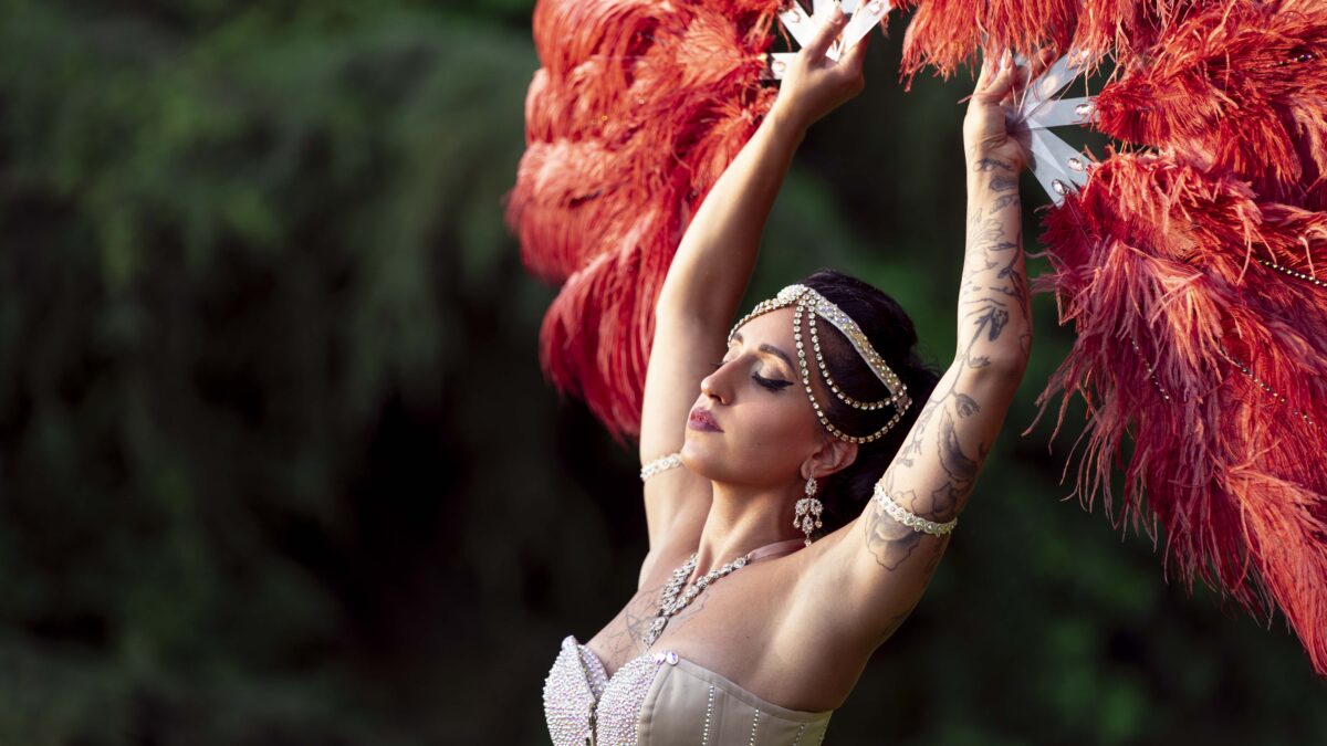 Abitare la propria pelle: il burlesque queer contemporaneo di Ella Bottom Rouge