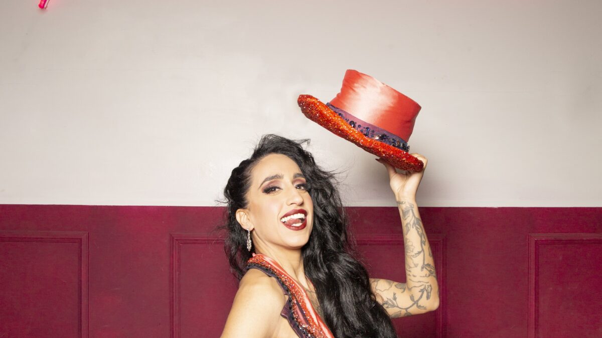 Abitare la propria pelle: il burlesque queer contemporaneo di Ella Bottom Rouge